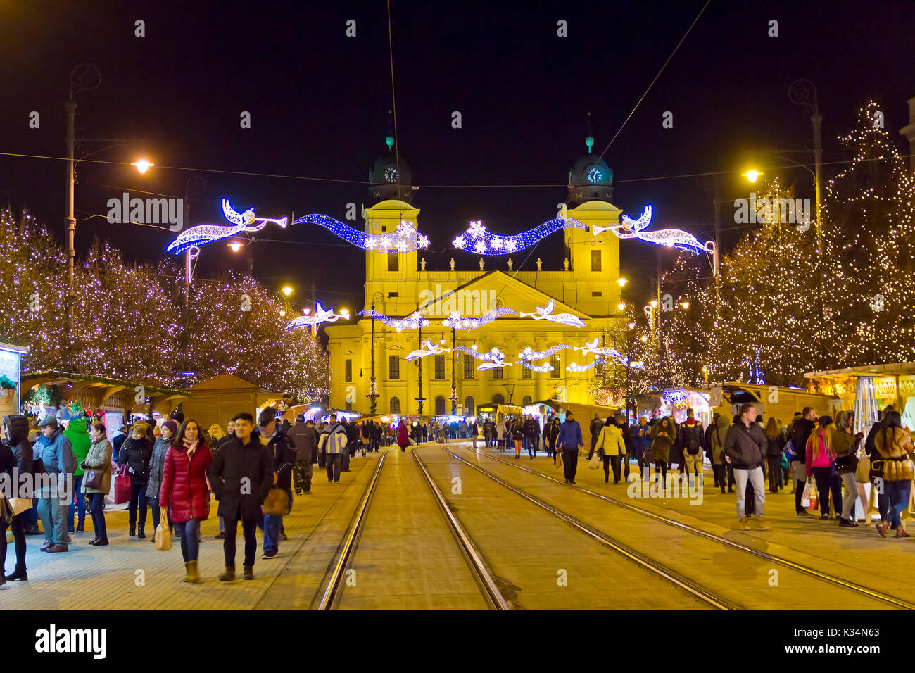 DEBRECEN, UNGHERIA - 13 dicembre 2016: le persone camminare al tradizionale Mercatino di Natale in piazza Kossuth (Kossuth ter) nel centro di Debrecen città vecchia Foto Stock