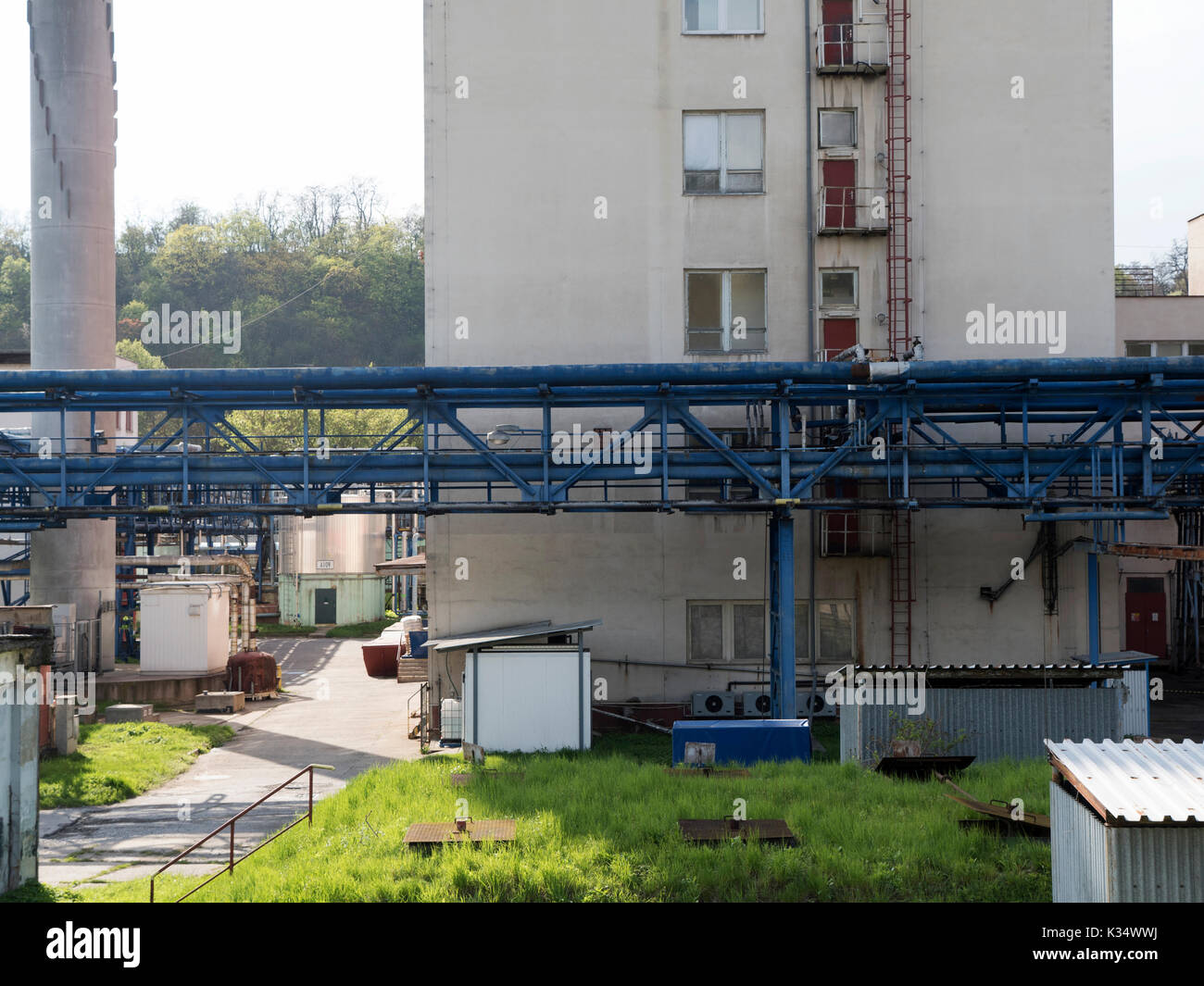 Edificio in fabbrica con serbatoio per l'acqua. La luce diurna, cielo nuvoloso, il sito di chimici da 70s a 90s. Industria chimica per i prodotti farmaceutici. Foto Stock