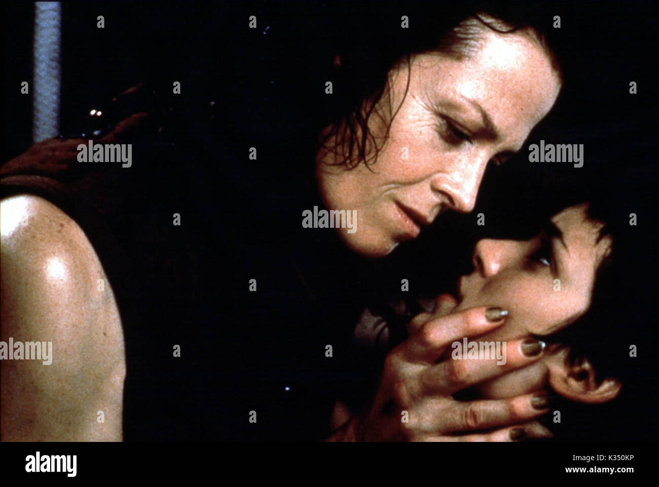 ALIEN RESURRECTION Sigourney Weaver, Winona Ryder data: 1997 Foto Stock