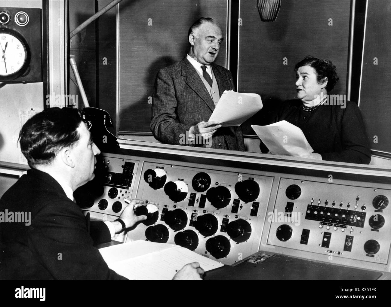 Gli arcieri L-R, TONY SHRYANE produttore, HARRY OAKES, GWEN BERRYMAN Foto Stock