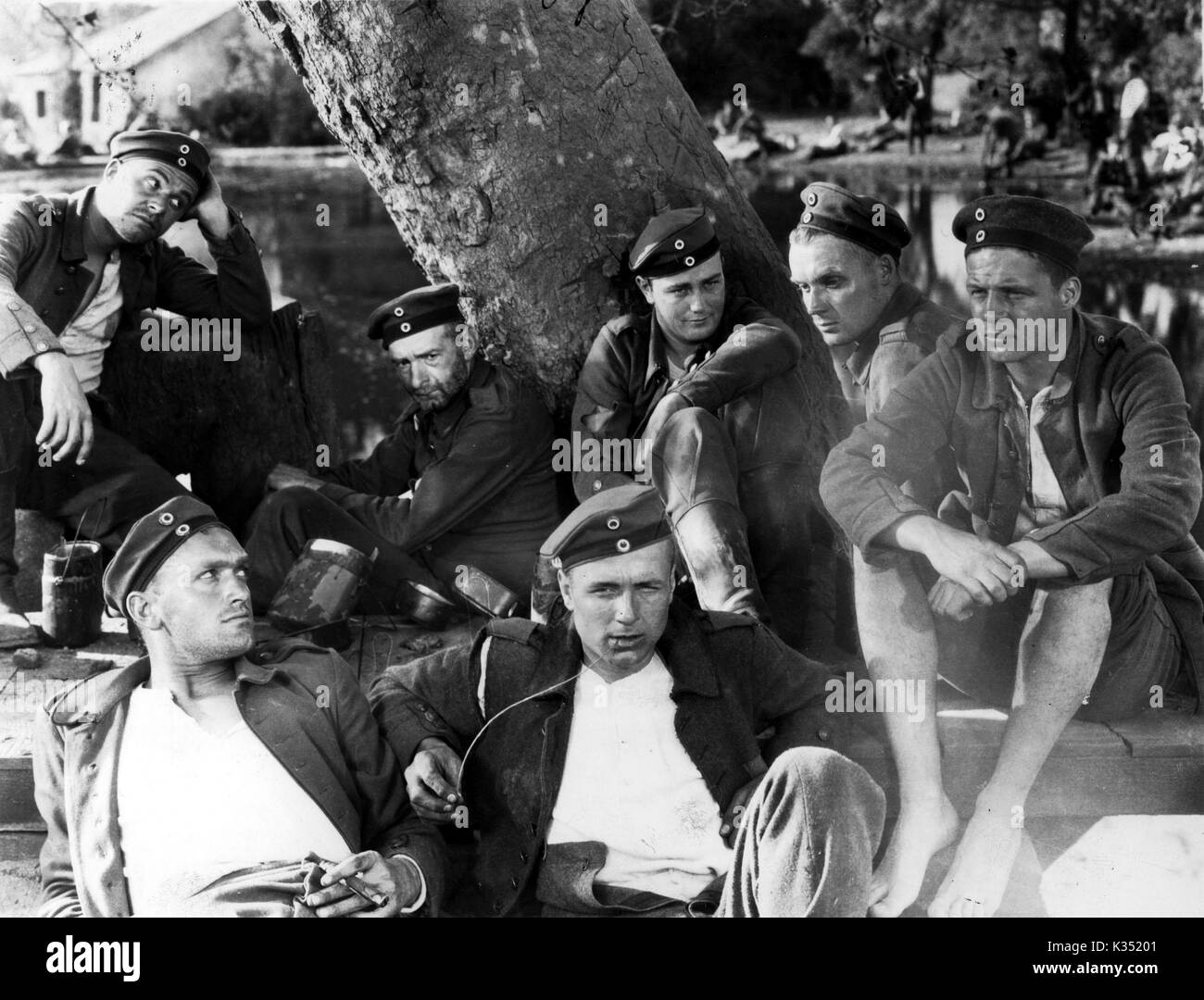 Tutto tranquillo SUL FRONTE OCCIDENTALE L-R: , [?], SLIM SUMMERVILLE, WILLIAM BAKEWELL foreground, Lew Ayres, RUSSELL GLEASON, [?] Foto Stock