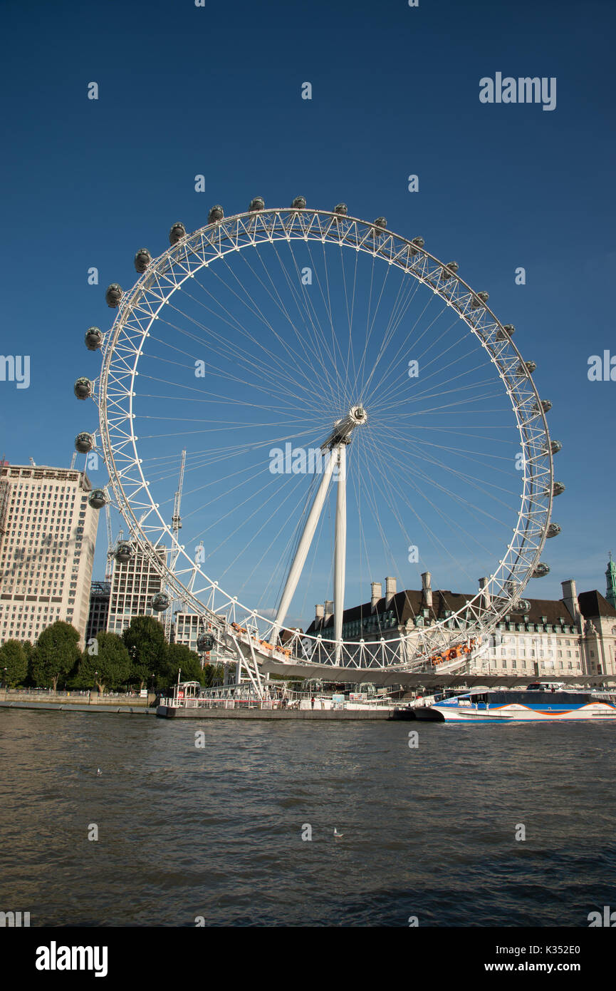 Il fiume Tamigi e il London Eye e County Hall Foto Stock