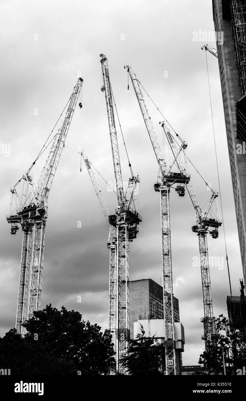 UK residential real estate property industria: gru a torre sulla banca del Sud Torre sito in costruzione, South Bank, Stamford Street Southwark London SE1 Foto Stock