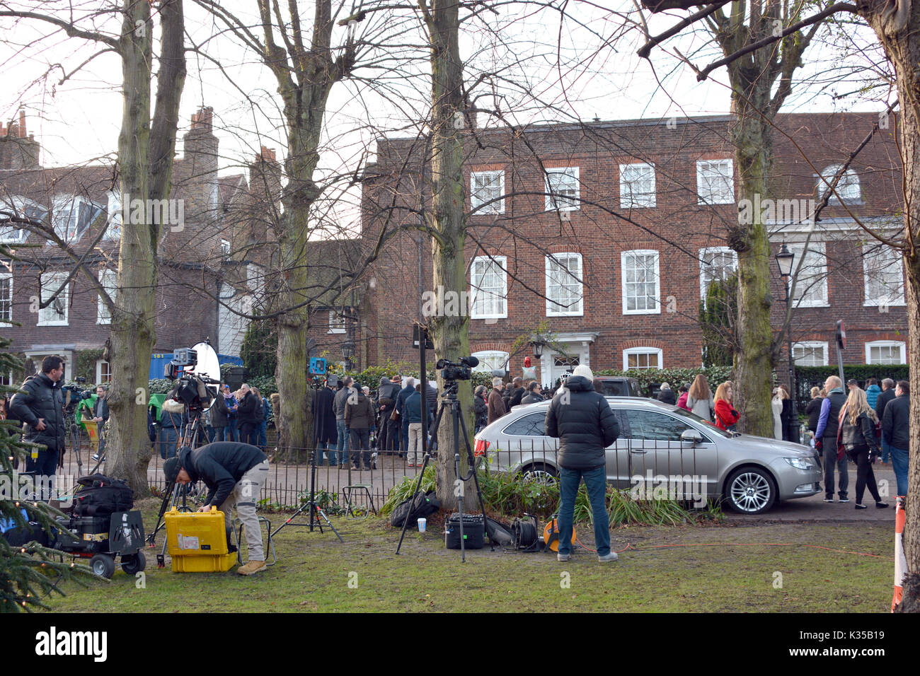 Foto deve essere accreditato ©Alpha premere 066465 27/12/2016 TV e Media furgoni raccogliere al di fuori di George Michael della casa di Highgate, Nord di Londra dove gli appassionati e persone in lutto sono la posa di tributi come un memoriale per il cantante britannico scomparso il giorno di Natale 2016. Foto Stock