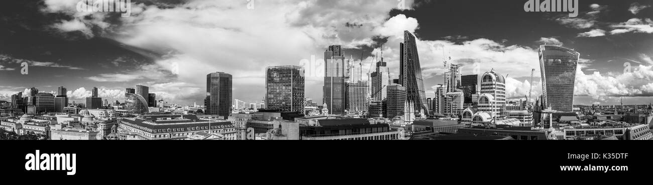 Vista panoramica: walkie talkie e iconici e moderno grattacielo edifici nel quartiere finanziario della City di Londra e di nuova costruzione, London EC3 Foto Stock