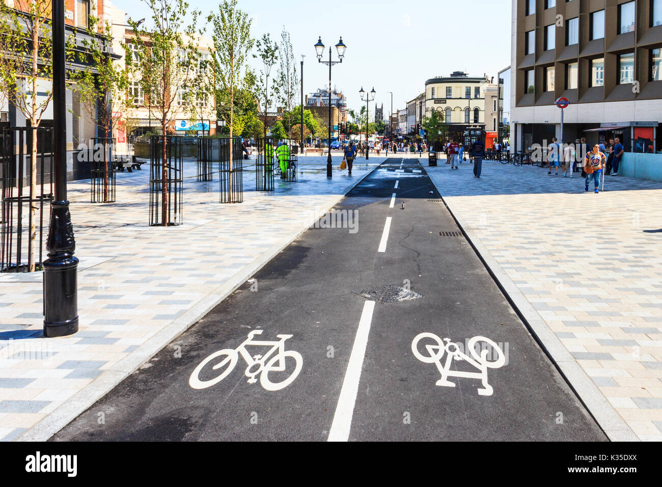 Piste ciclabili in 'navigatore piazza", il nuovo centro pedonale di Arco, a  nord di Londra, Regno Unito Foto stock - Alamy