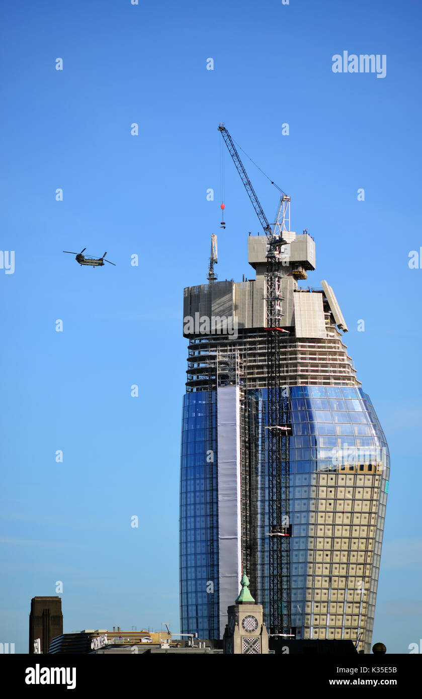 Regno Unito, Londra, uno blackfriars in costruzione con elicottero Chinook Foto Stock