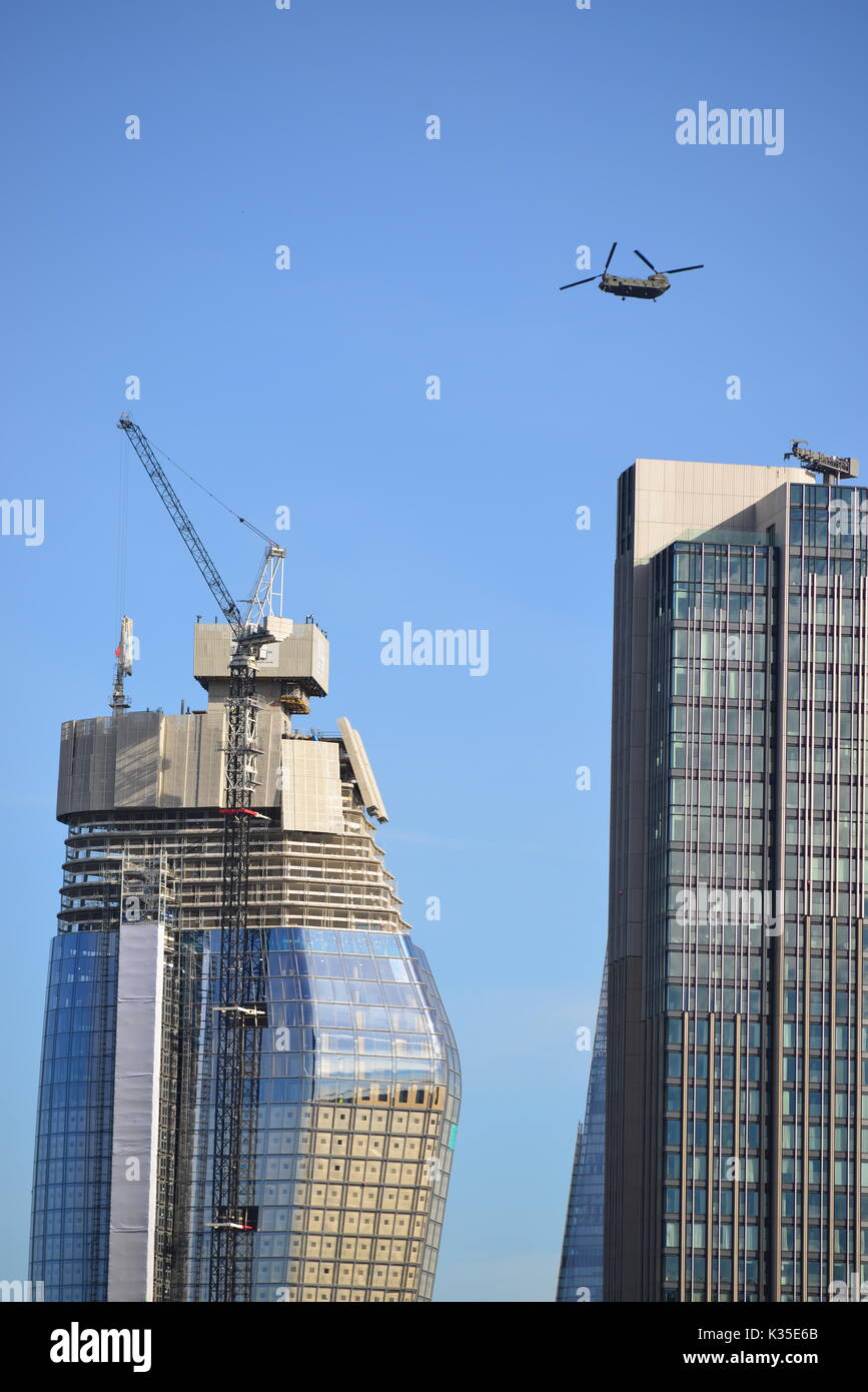 Regno Unito, Londra, uno blackfriars in costruzione con elicottero Chinook e south bank tower Foto Stock