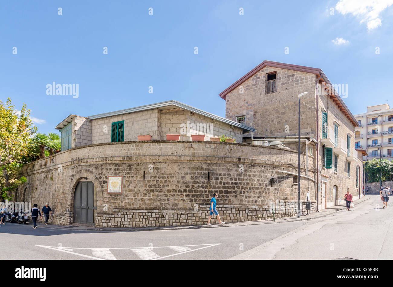 Cantine de Angelis palazzo all'angolo di Via Marziale, Sorrento, Italia Foto Stock