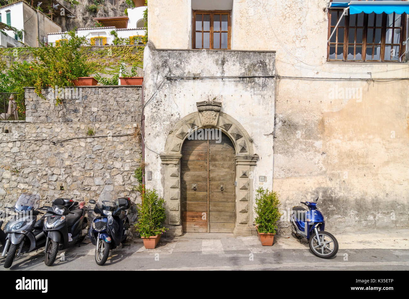 Vecchio arcuato portale in una parete a Positano, Italia Foto Stock