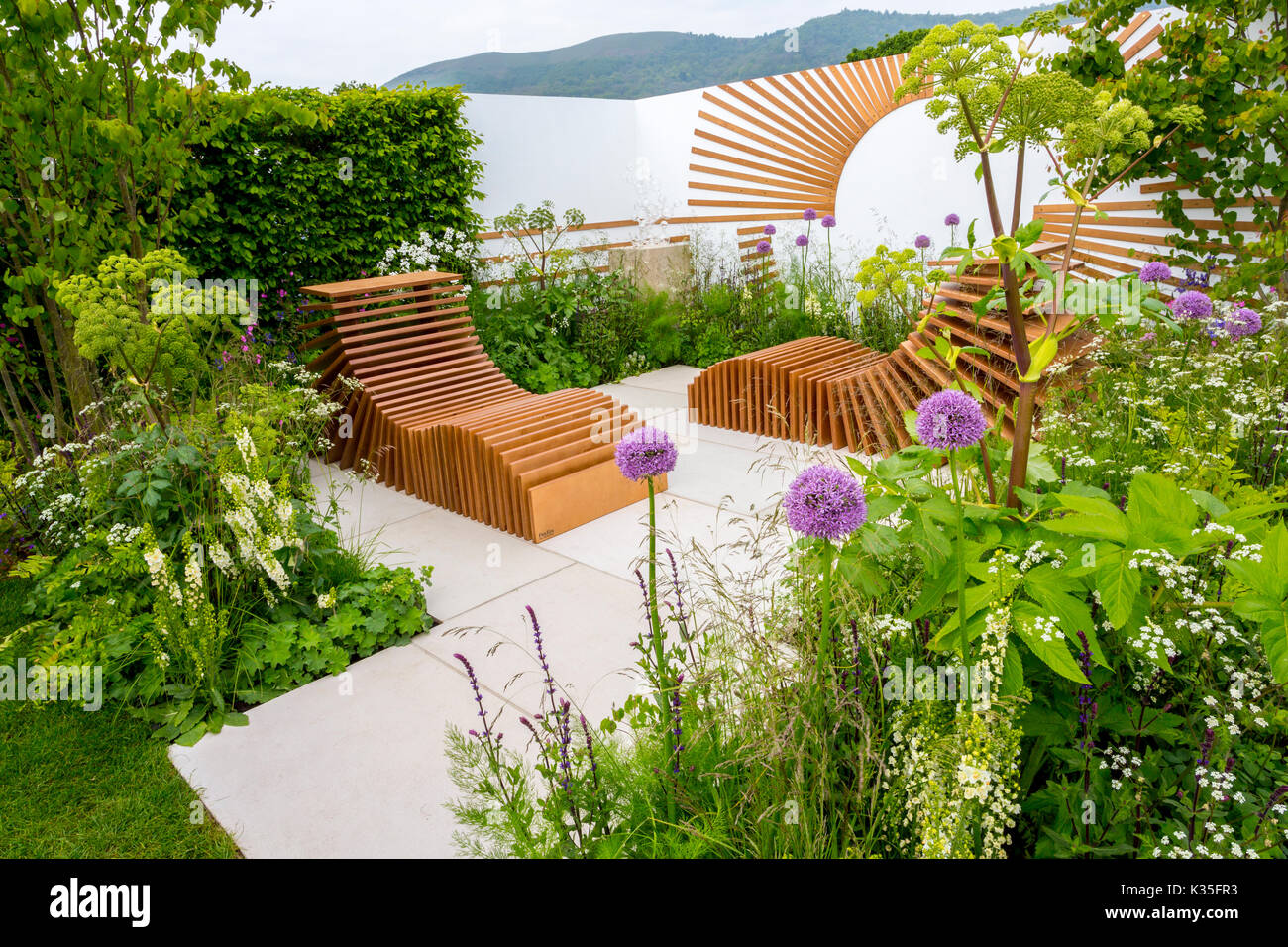 Un suggestivo e coloratissimo spettacolo giardino alla 2017 RHS Malvern spettacolo primaverile, Worcestershire, England, Regno Unito Foto Stock