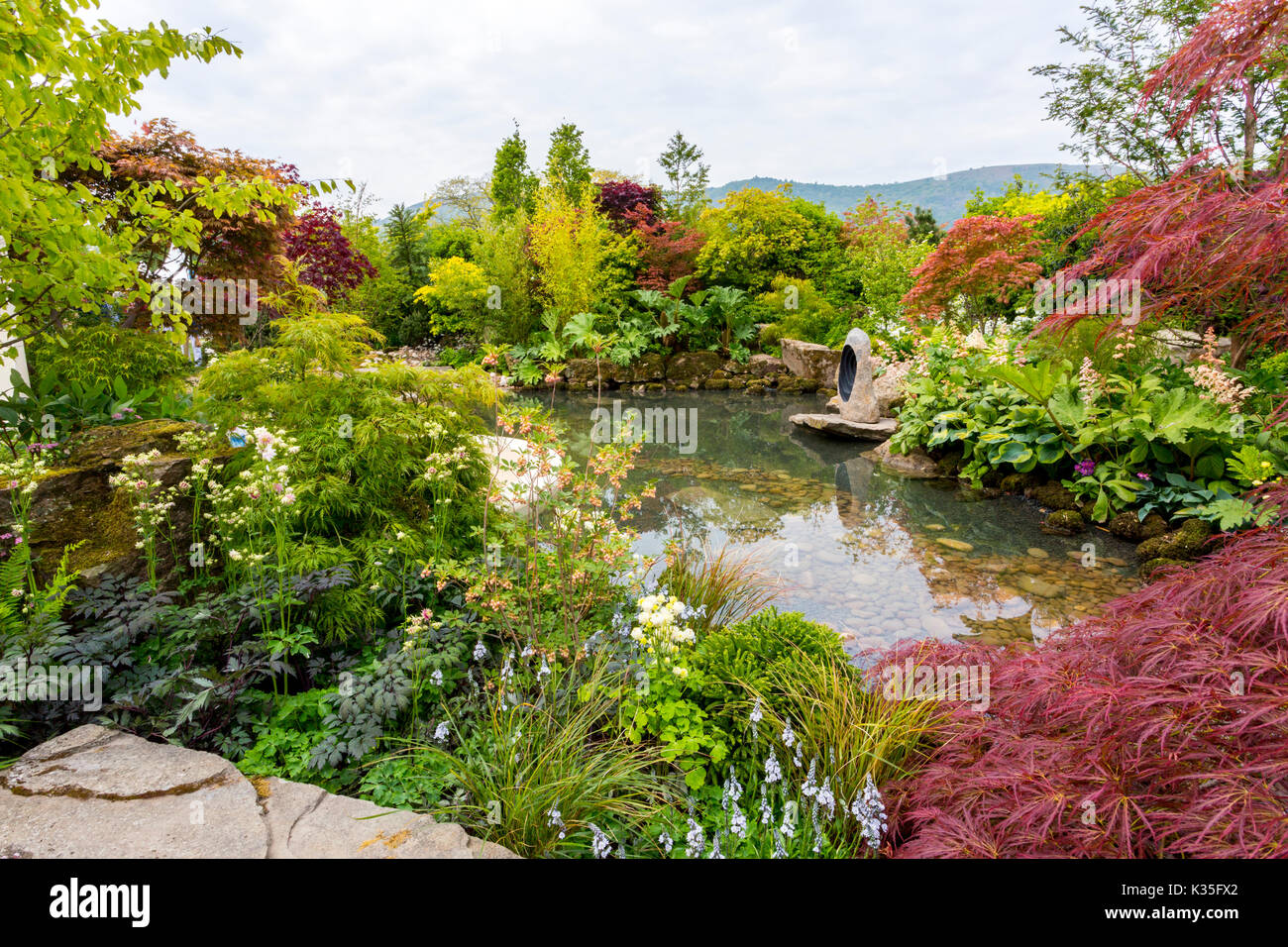 Un suggestivo e coloratissimo spettacolo giardino alla 2017 RHS Malvern spettacolo primaverile, Worcestershire, England, Regno Unito Foto Stock