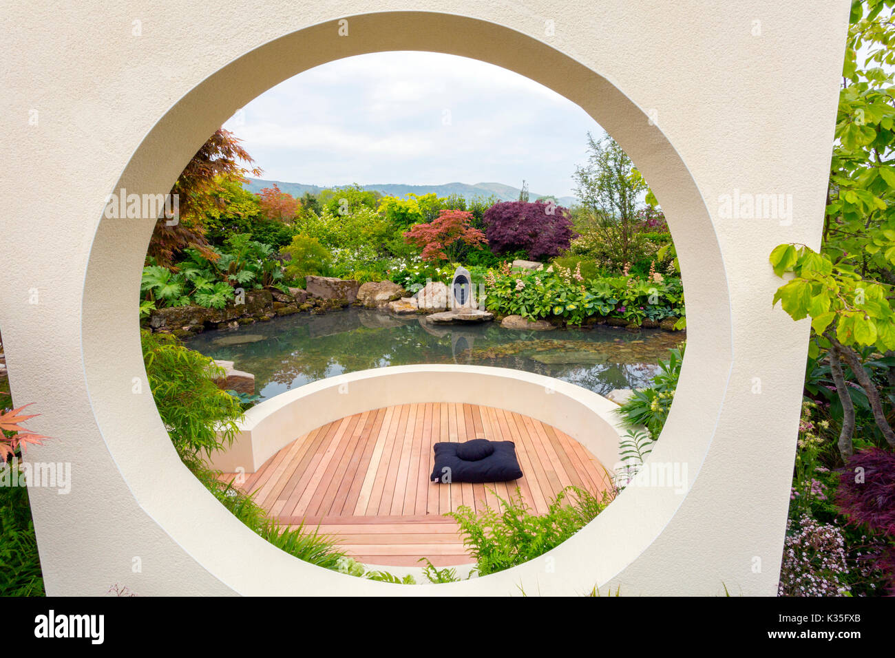 Un suggestivo e coloratissimo spettacolo giardino alla 2017 RHS Malvern spettacolo primaverile, Worcestershire, England, Regno Unito Foto Stock