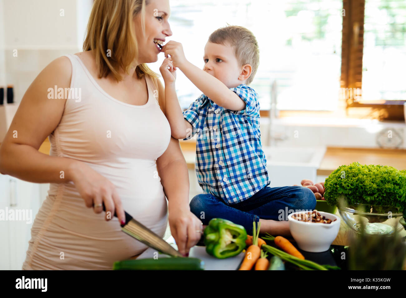La madre e il bambino a preparare il pranzo Foto Stock