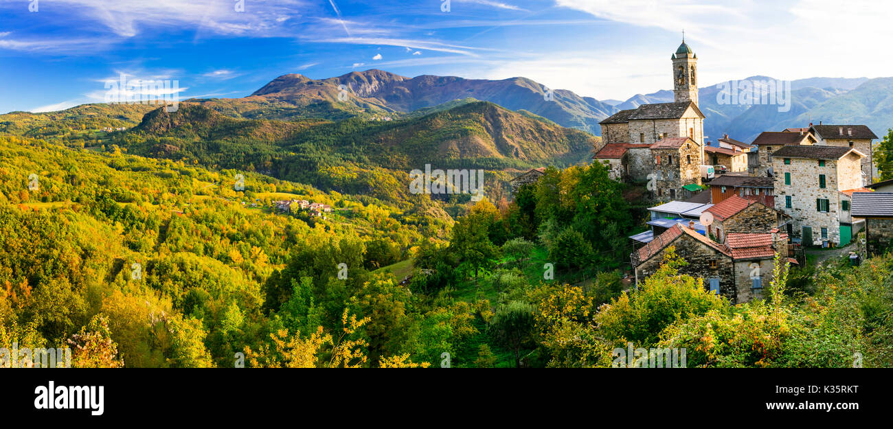 Tradizionale villaggio Castelcanafurone,vista con montagne,Emilia Romagna,l'Italia. Foto Stock