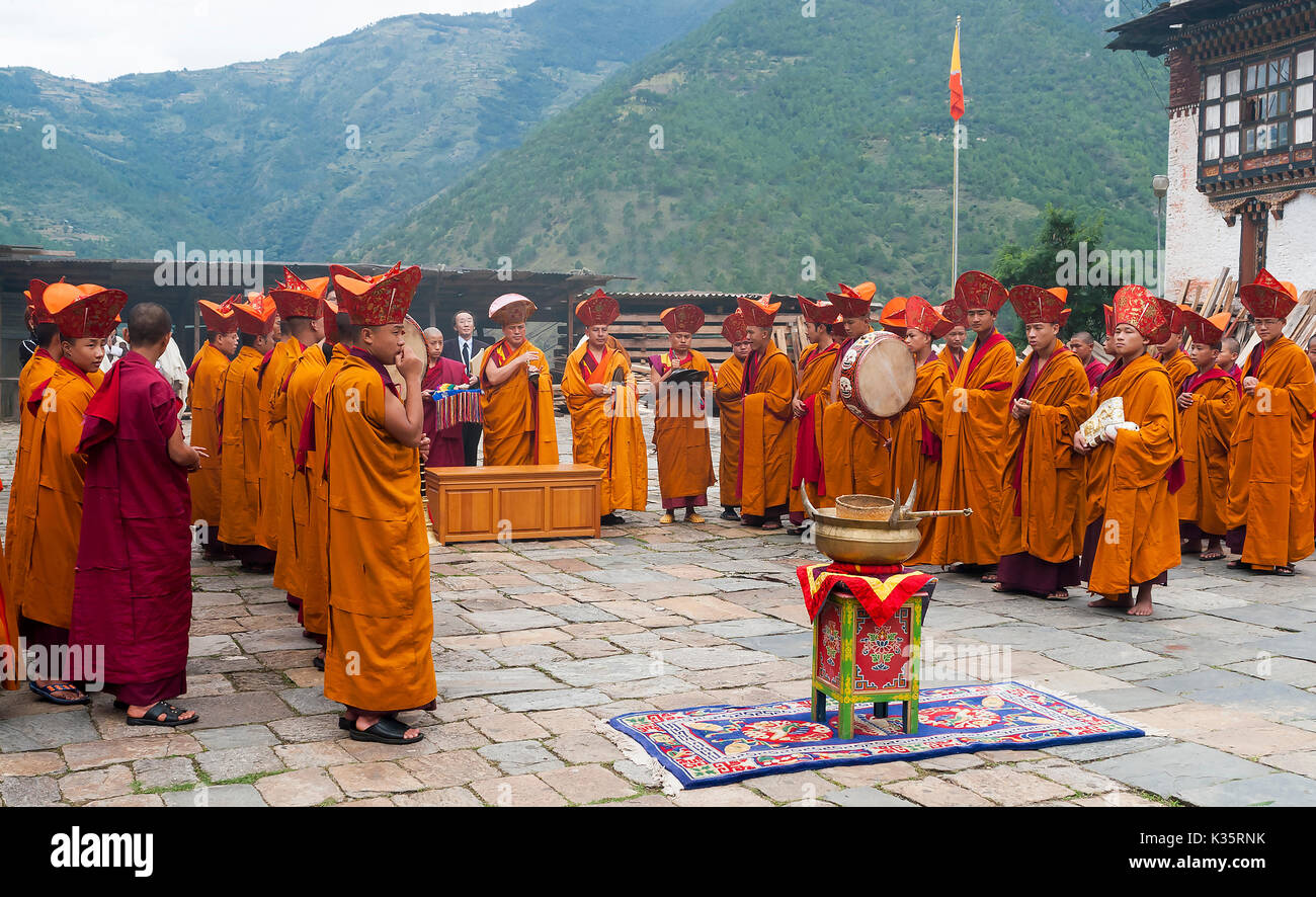 Rituale di Monaco in Trashigang dzong - Bhoutan Foto Stock