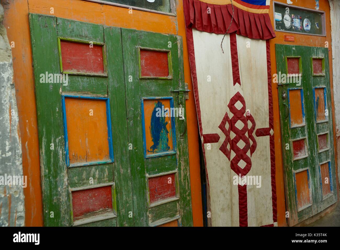 Porta colorati in Lo Manthang, Mustang, Nepal Foto Stock