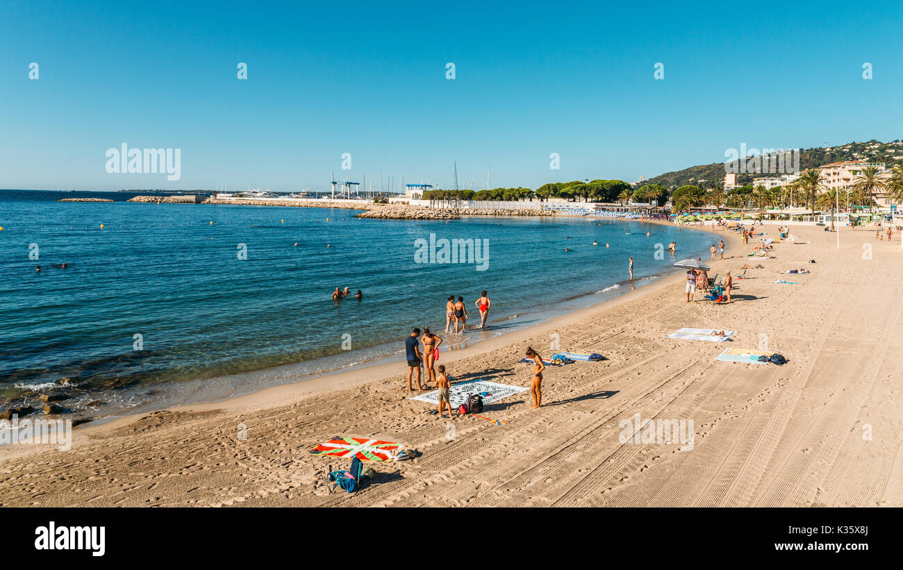 Spiaggia affollata in Juan les Pins, Cote d'Azur, in Francia Foto Stock