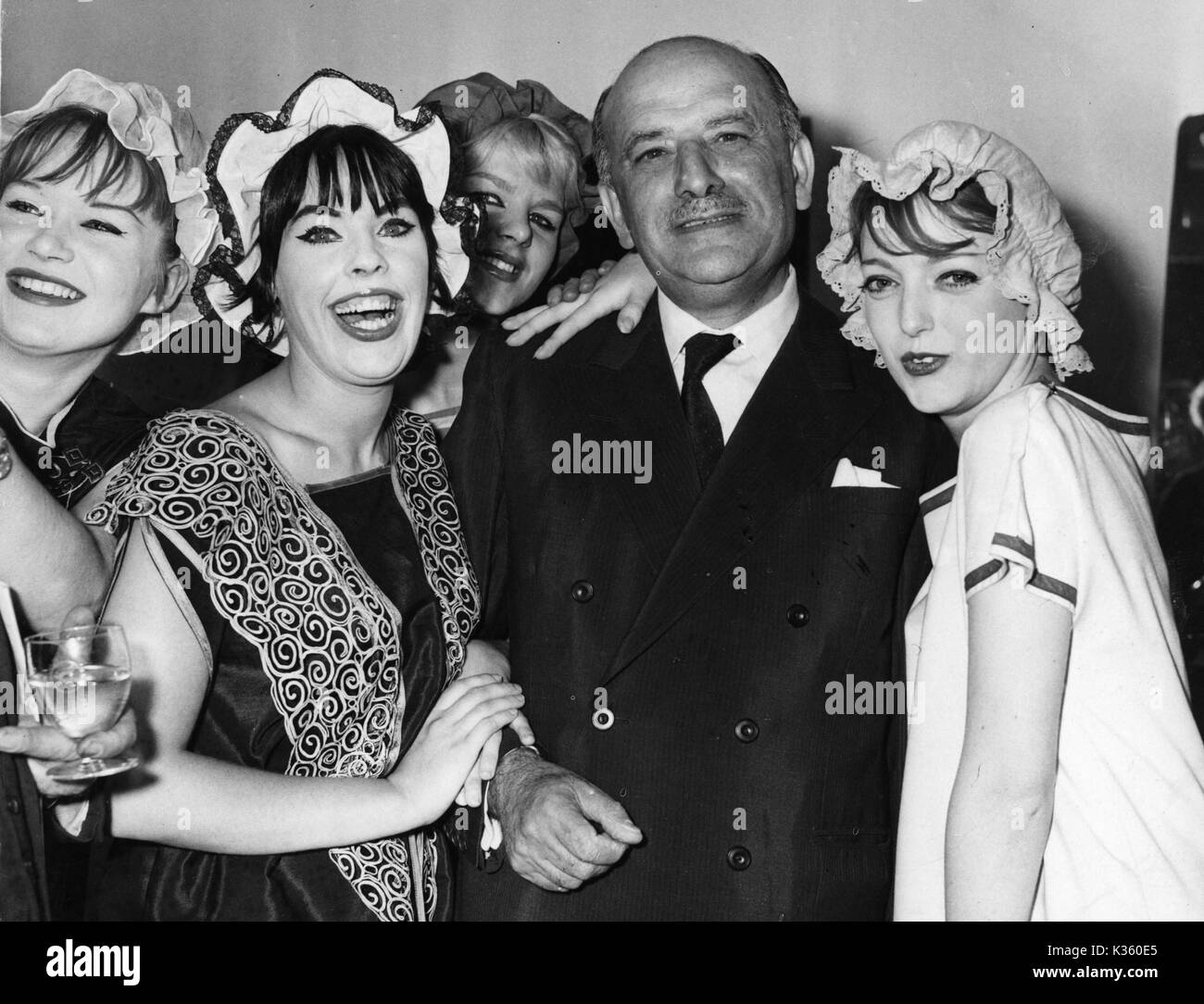 MICHAEL BALCON, produttore ragazze da Gargoyle Club, vestito come Mack Sennett bellezze di balneazione, si affollano attorno a Sir Michael Balcon in apertura della mostra ' UN SECOLO DI IMMAGINI IN MOVIMENTO", Piccadilly Gallery, luglio 1961. Foto Stock