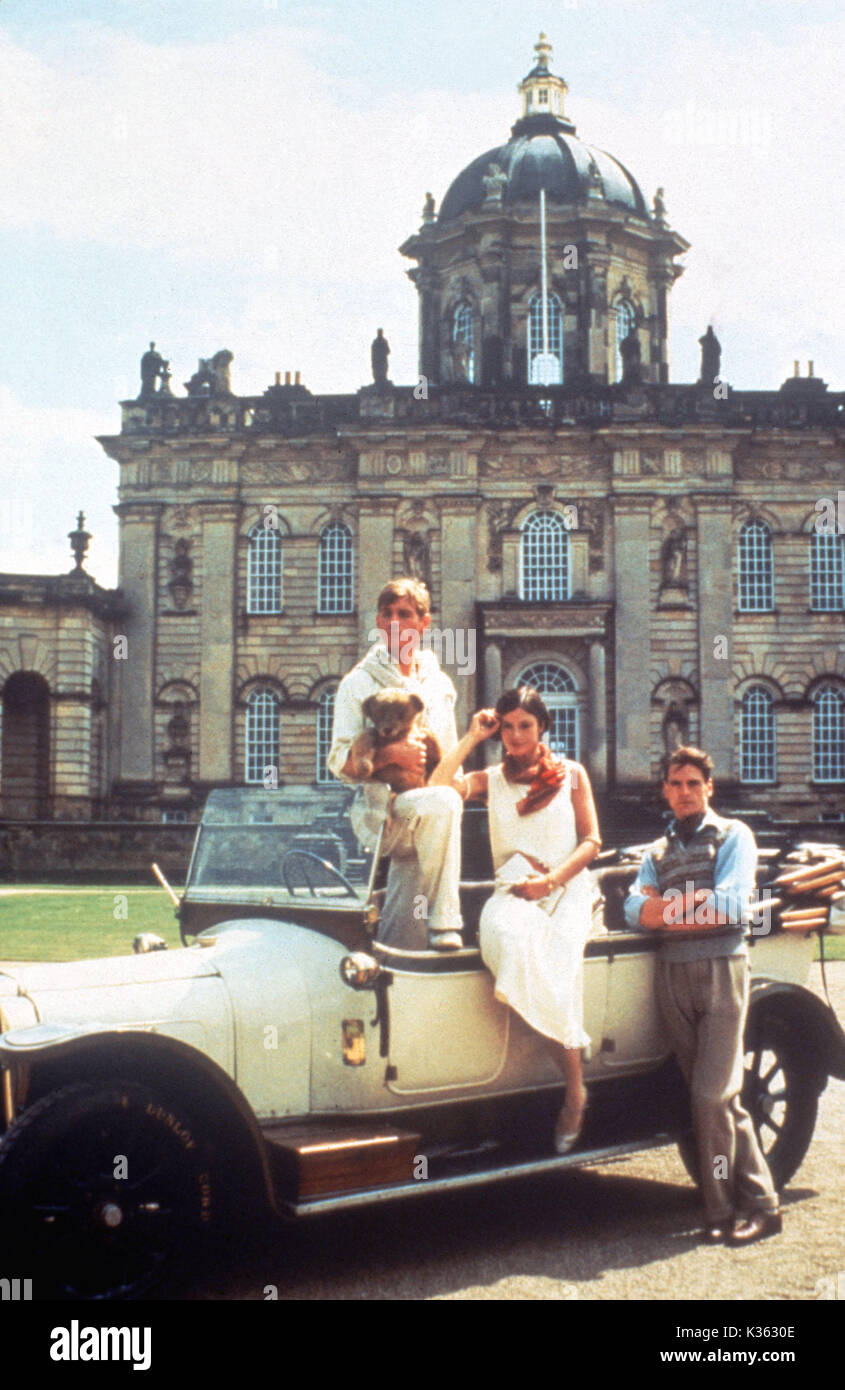 BRIDESHEAD RIVISITÒ ANTHONY ANDREWS, DIANA QUICK E JEREMY IRONS UNA PRODUZIONE TELEVISIVA DI GRANADA BRIDESHEAD RIVISITÒ ANTHONY ANDREWS, DIANA QUICK, JEREMY IRONS data: 1981 Foto Stock