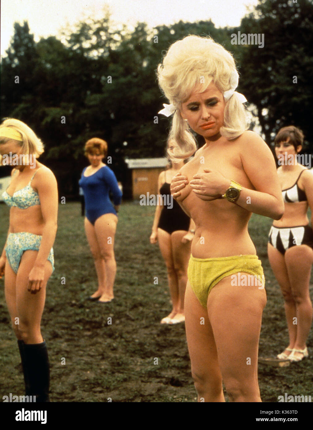 CONTINUA IL CAMPEGGIO BARBARA WINDSOR MISSING BRA CARRY ON CAMPING BARBARA WINDSOR data: 1969 Foto Stock