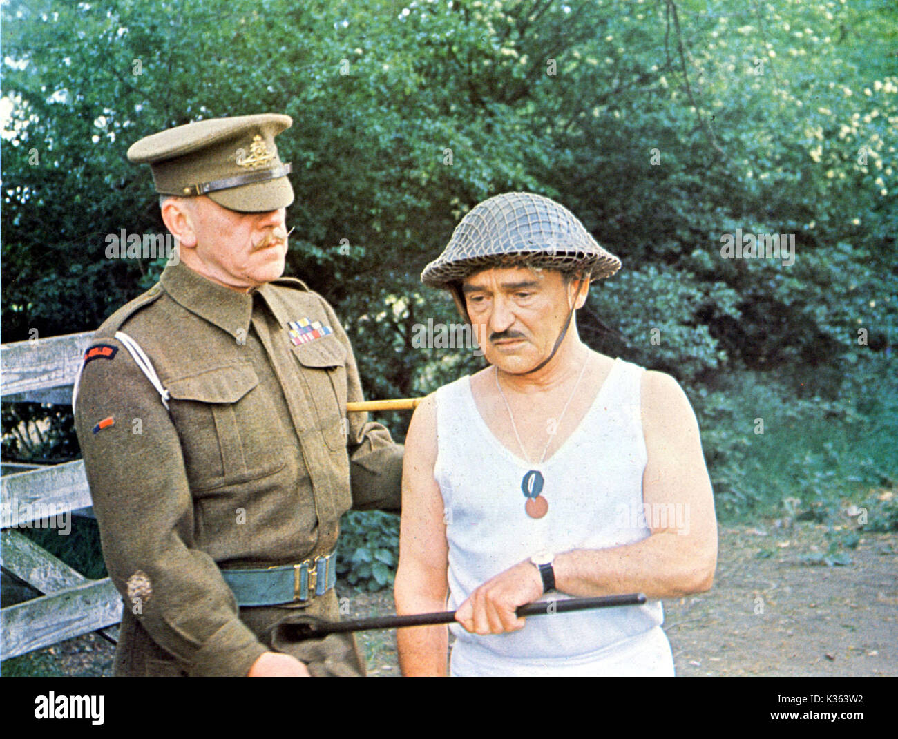 COPYRIGHT DI CARRY ON ENGLAND: CARLTON / RANK WINDSOR DAVIES, KENNETH CONNOR CARRY ON ENGLAND WINDSOR DAVIES, KENNETH CONNOR data: 1976 Foto Stock