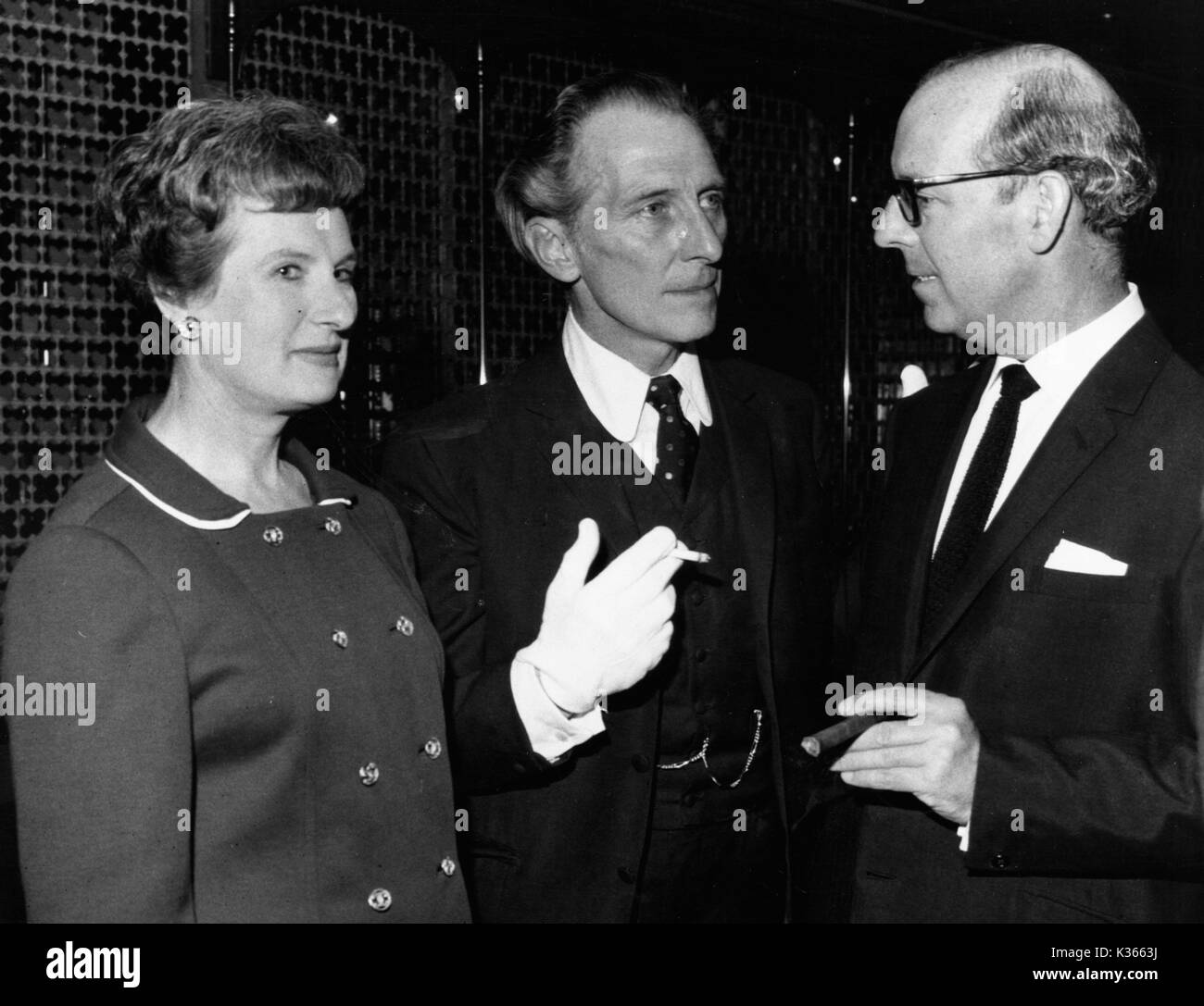 PETER CUSHING AD UNA FUNZIONE SOCIALE CON LA MOGLIE HELEN BEC Foto Stock