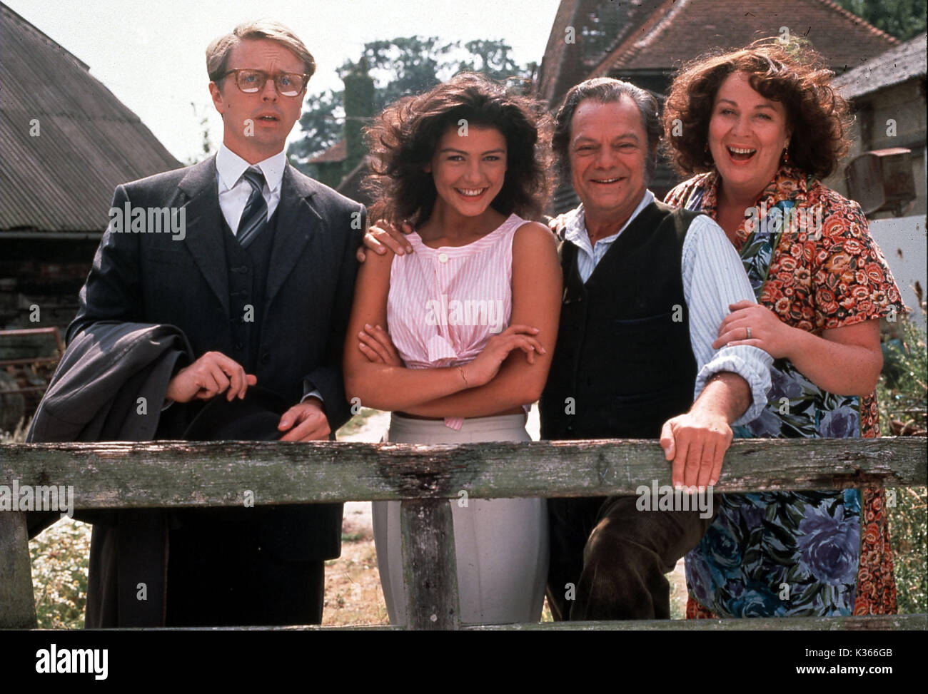 Il Darling BOCCIOLI DI MAGGIO L-R, Filippo franchi .... Charlie Catherine Zeta-Jones .... Mariette Larkin David Jason .... Pop Larkin Pam Ferris .... Ma Larkin Foto Stock