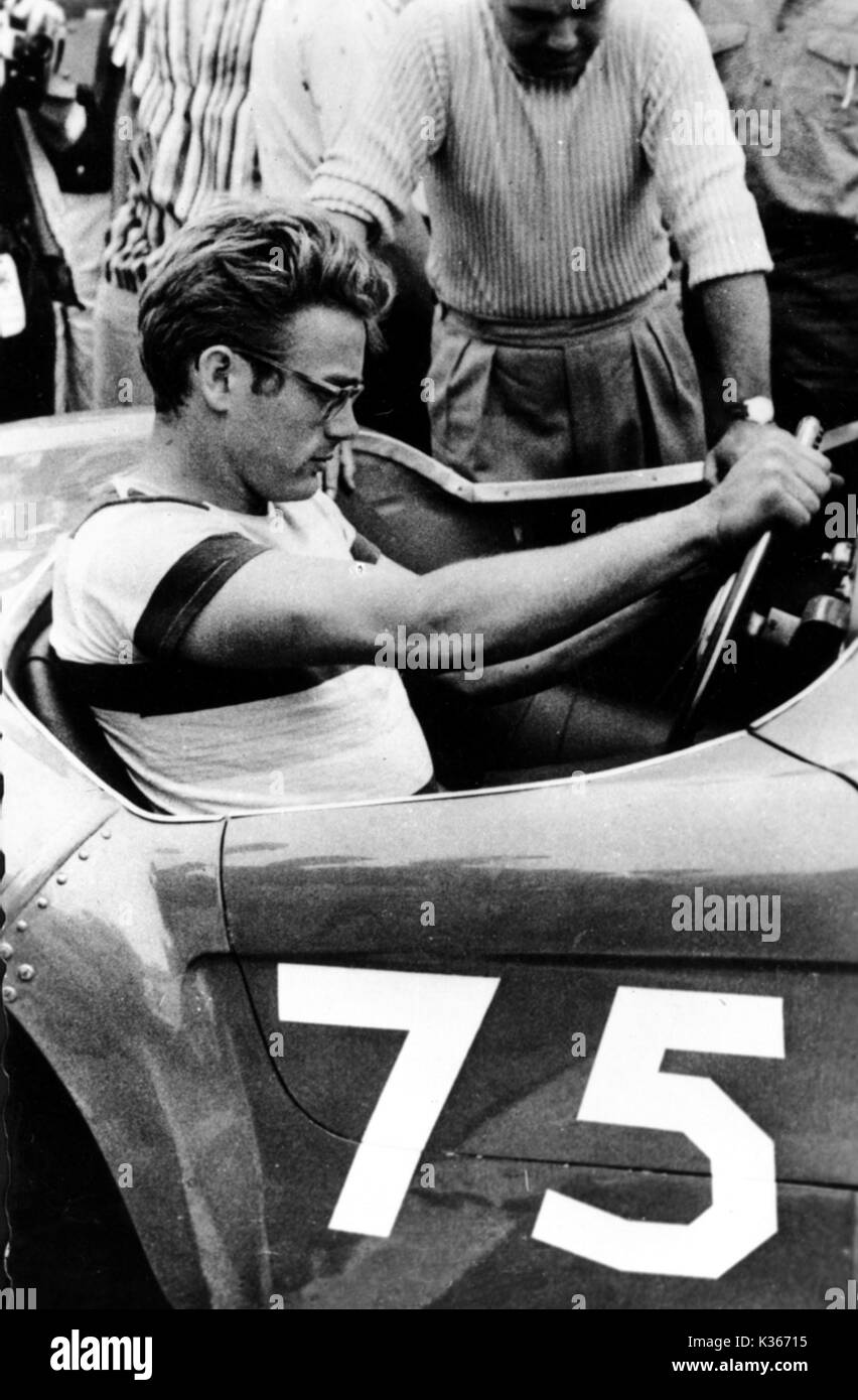 James Dean dietro al volante della vettura sportiva. Foto Stock