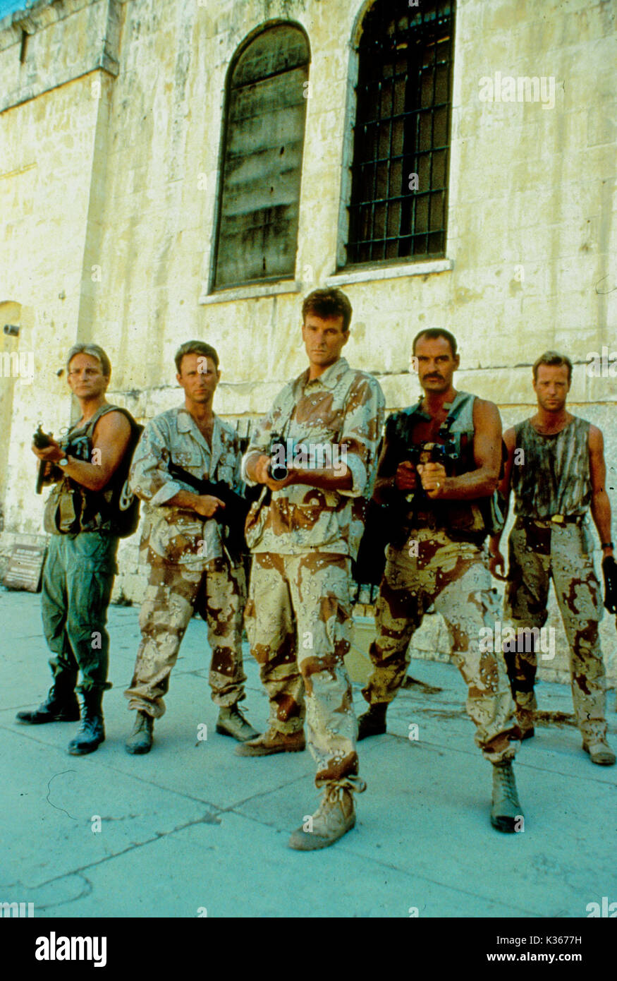 DELTA FORCE 3: THE KILLING GAME ERIC DOUGLAS, UNIDENTIFIED, NICK CASSAVETES, JOHN RYAN E UNIDENTIFIED A GLOBAL PICTURE DELTA FORCE 3: THE KILLING GAME data: 1991 Foto Stock