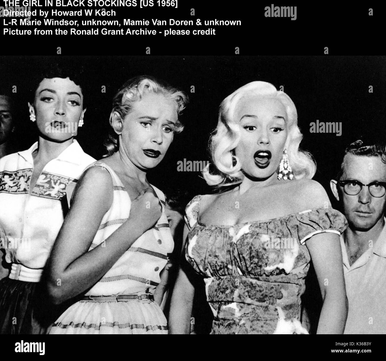 La ragazza IN NERO CALZE director HOWARD W KOCH L-R MARIE Windsor, , MAMIE Van Doren, [?] Foto Stock