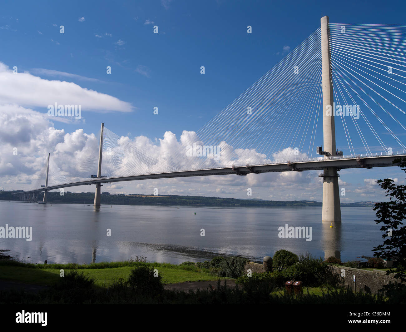 Dh Queensferry attraversando il ponte Forth Firth of Forth nuovo ponte stradale fiume Forth Scozia scottish ponti Foto Stock