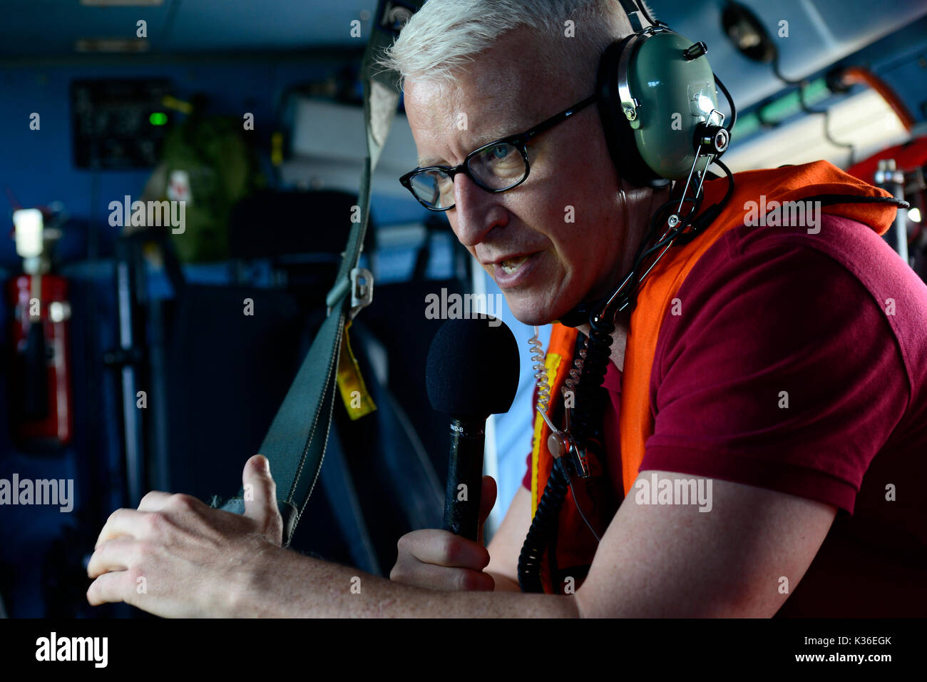 Houston, Stati Uniti. 31 Agosto, 2017. CNN news anchor Anderson Cooper live report da un U.S. Coast Guard MH-60 Jayhawk elicottero durante una missione di soccorso dopo il passaggio dell uragano Harvey Agosto 31, 2017 a Houston, Texas. Credito: Planetpix/Alamy Live News Foto Stock