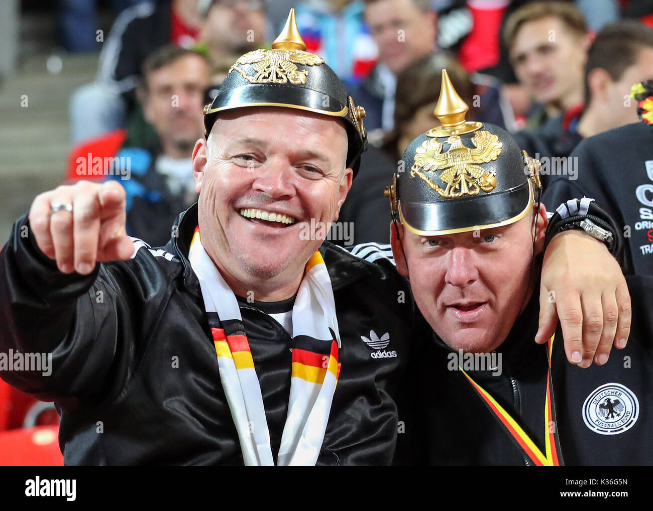 Praga, Repubblica Ceca. 01 Sep, 2017. I sostenitori del team tedesco, vestito con caschi spiked, wave al fotographer durante i Mondiali di calcio qualification group stage match tra la Repubblica ceca e la Germania in Eden Arena di Praga Repubblica Ceca, 01 settembre 2017. Foto: Jan Woitas/dpa/Alamy Live News Foto Stock