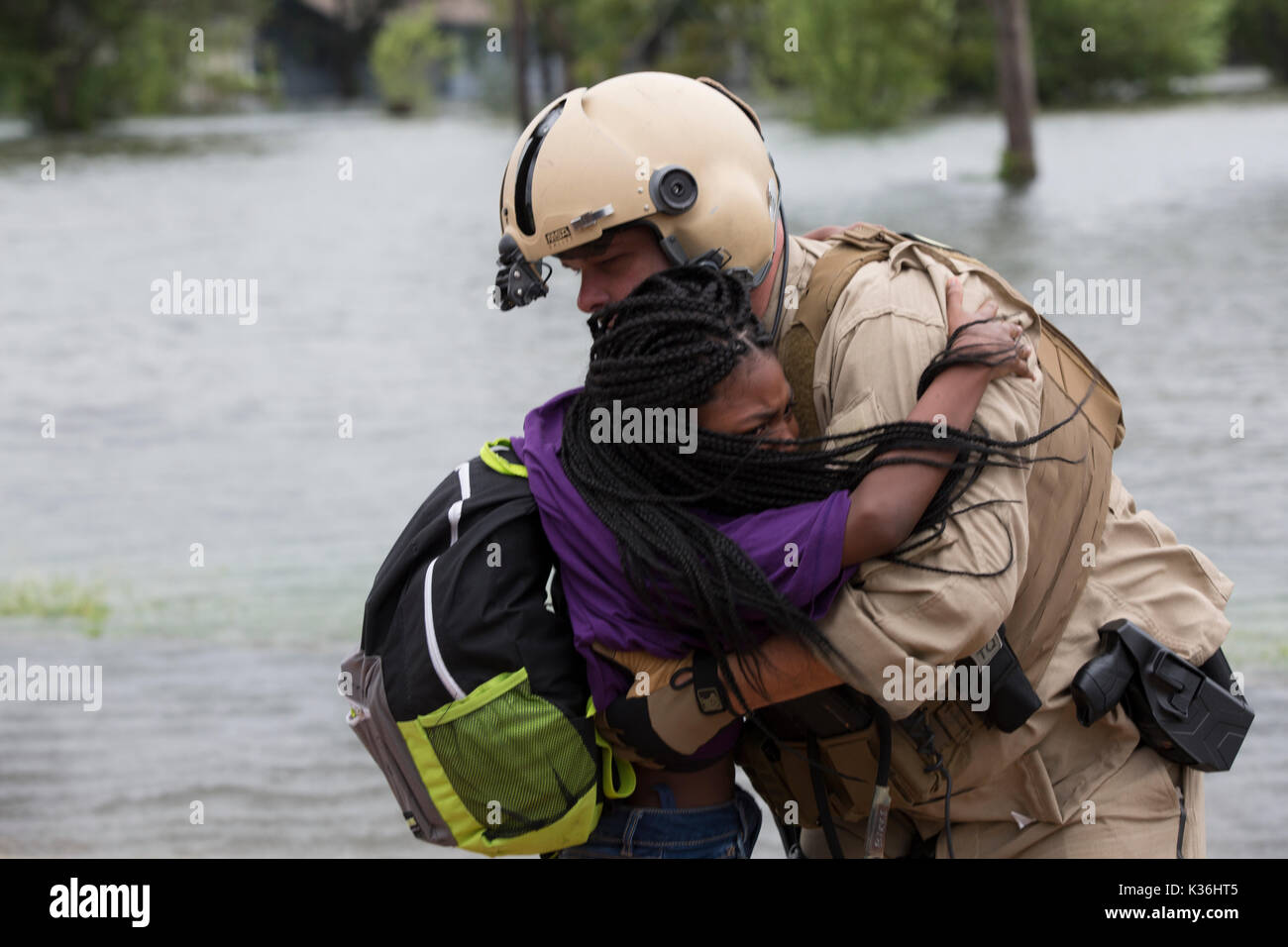 Beaumont, Stati Uniti. Il 30 agosto, 2017. U.S il CBP aria e operazioni Marine equipaggio evacuare un bambino intrappolato dalle acque di esondazione dopo il passaggio dell uragano Harvey Agosto 30, 2017 a Beaumont, Texas. Credito: Planetpix/Alamy Live News Foto Stock