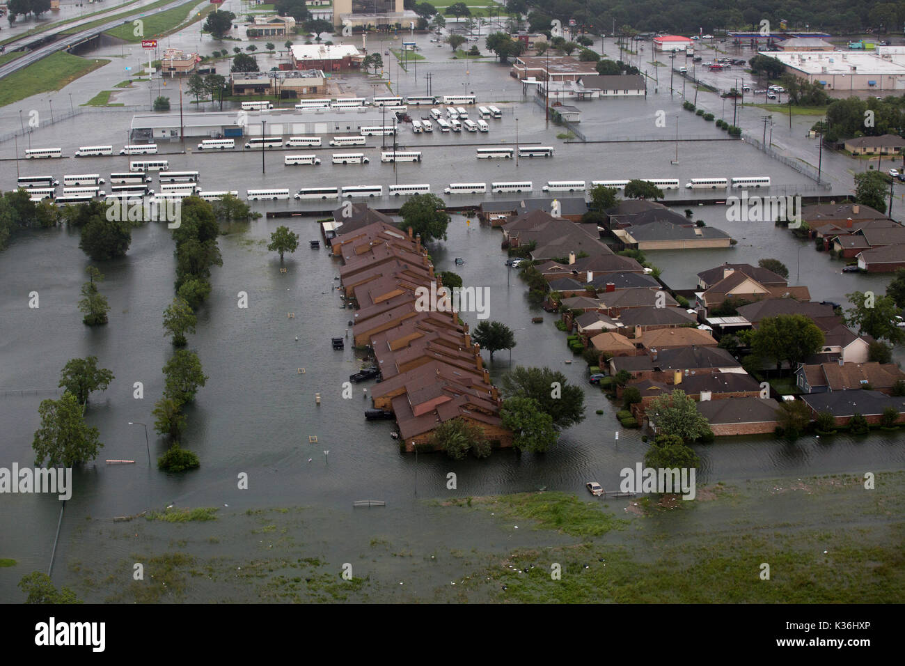 Beaumont, Stati Uniti. Il 30 agosto, 2017. Un complesso residenziale circondata da acque di esondazione dopo il passaggio dell uragano Harvey Agosto 30, 2017 a Beaumont, Texas. Credito: Planetpix/Alamy Live News Foto Stock