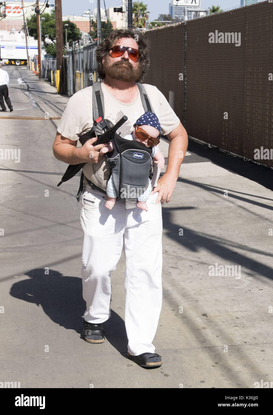 Hollywood, California, USA. 16 Ago, 2017. A Zach Galifianakis impersonator prende una passeggiata verso il basso un vicolo di Hollywood a Los Angeles. Credito: David Bro/ZUMA filo/Alamy Live News Foto Stock