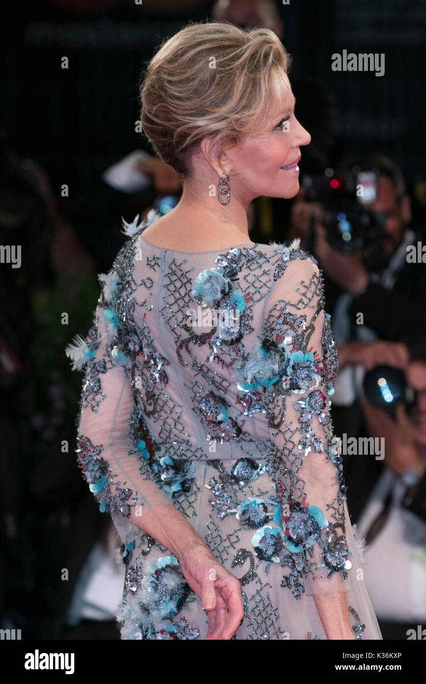 Venezia, Italia. 01 Sep, 2017. Jane Fonda assiste la premiere di " le nostre anime di Notte' 74a Mostra del Cinema di Venezia al Palazzo del Cinema di Venezia, Italia, il 01 settembre 2017. - Nessun filo SERVICE - foto: Hubert Boesl Foto Stock