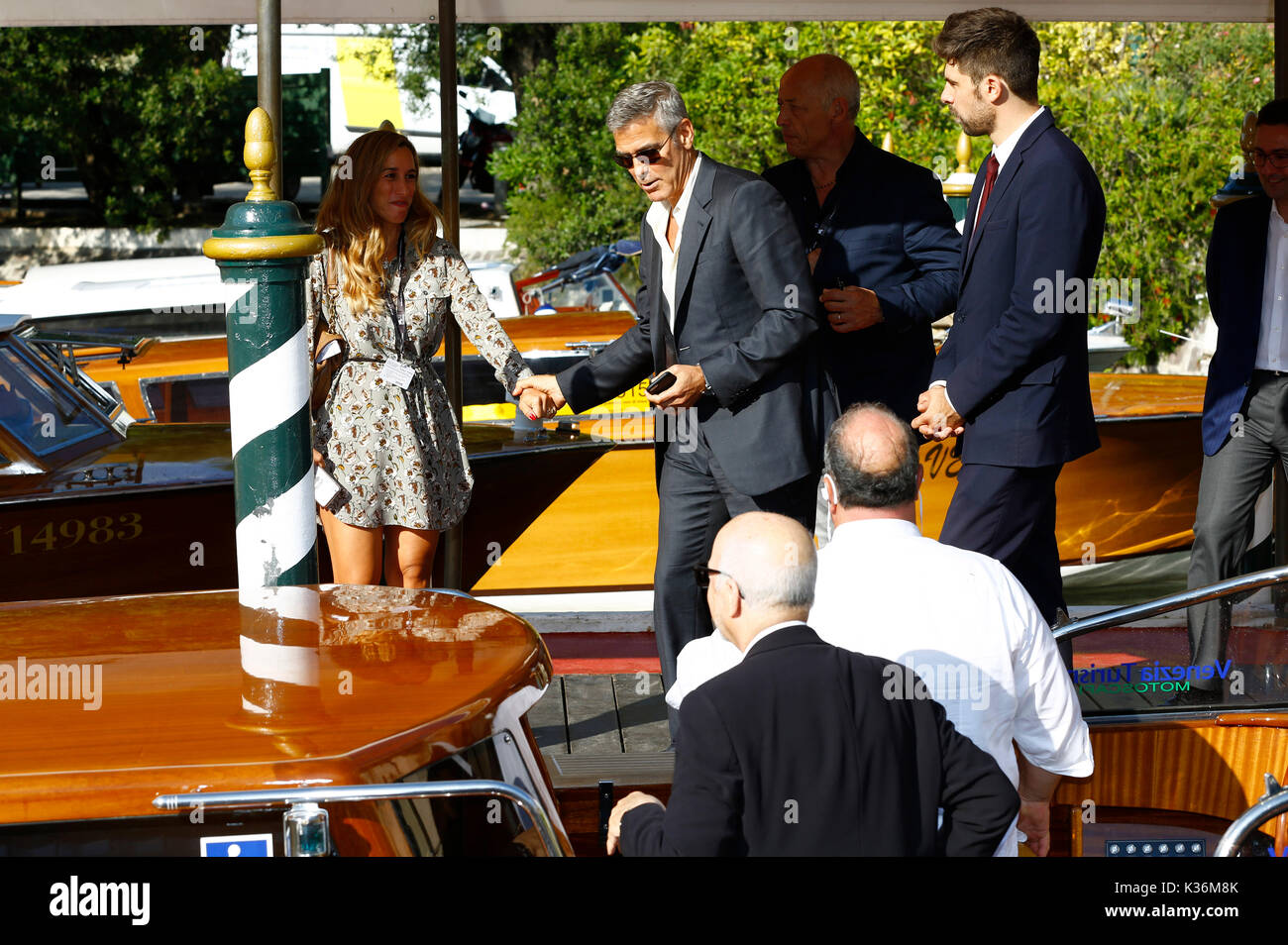 George Clooney è visto lasciare l'hotel excelsior dopo concedere interviste durante la 74a Mostra del Cinema di Venezia il 01 settembre 2017 a Venezia, Italia Foto Stock
