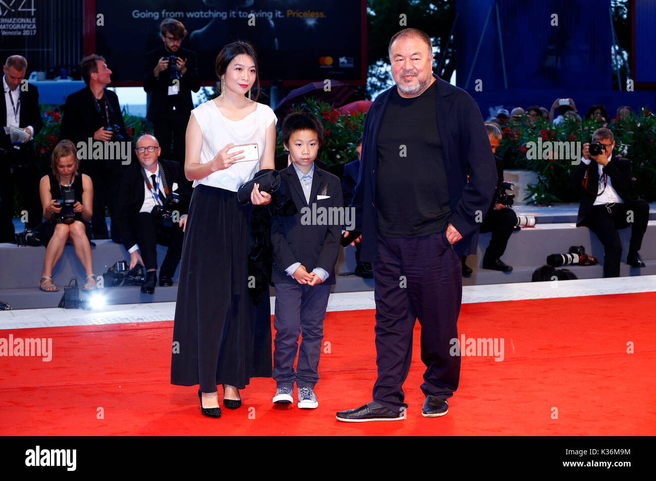 Venezia, Italia. 01 Sep, 2017. ai weiwei con sua moglie lu qing e suo figlio ai lao ttending 'umani di flusso' premiere al 74a venice international film festival presso il palazzo del cinema il 01 settembre 2017 a Venezia, Italia credito: geisler-fotopress/alamy live news Foto Stock