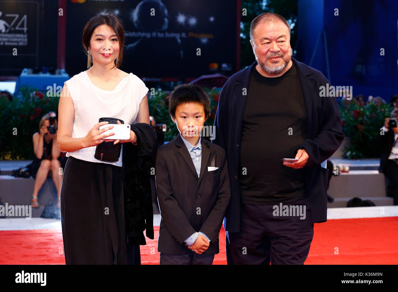 Venezia, Italia. 01 Sep, 2017. ai weiwei con sua moglie lu qing e suo figlio ai lao ttending 'umani di flusso' premiere al 74a venice international film festival presso il palazzo del cinema il 01 settembre 2017 a Venezia, Italia credito: geisler-fotopress/alamy live news Foto Stock