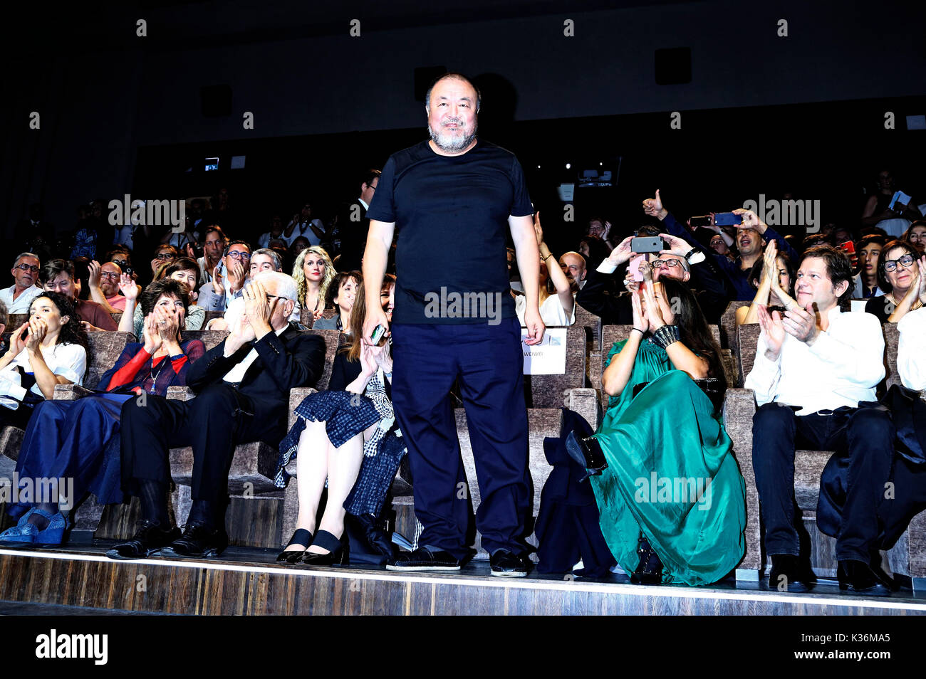 Venezia, Italia. 01 Sep, 2017. ai weiwei frequentando il "flusso umano' premiere al 74a venice international film festival presso il palazzo del cinema il 01 settembre 2017 a Venezia, Italia credito: geisler-fotopress/alamy live news Foto Stock