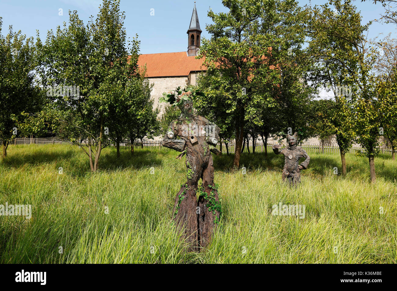 GEEK ARTE - Bodypainting incontra fantascienza, fantasy e più: photoshooting da favola con il modello di Maria e Enrico come albero-esseri nel giardino del monastero della chiesa del monastero Wittenburg su 30 Agosto 2017 - Un progetto del fotografo Tschiponnique Skupin e il bodypainter e transformaker Enrico Lein Foto Stock