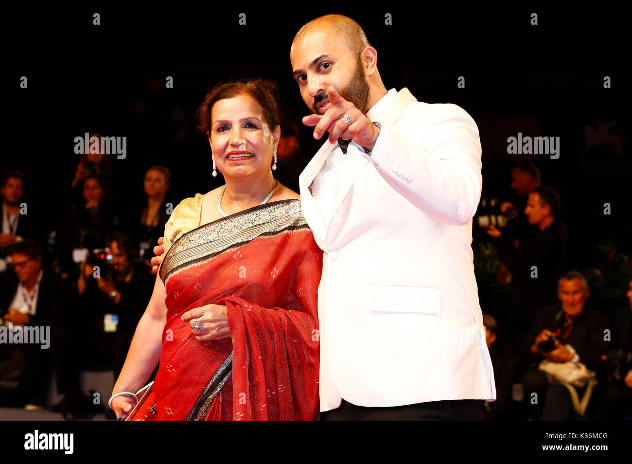 Venezia, Italia. 01 Sep, 2017. Direttore Ritesh Batra con sua madre che frequentano il 'le nostre anime di Notte' premiere al 74a Venice International Film Festival presso il Palazzo del Cinema il 01 settembre 2017 a Venezia, Italia Credito: Geisler-Fotopress/Alamy Live News Foto Stock