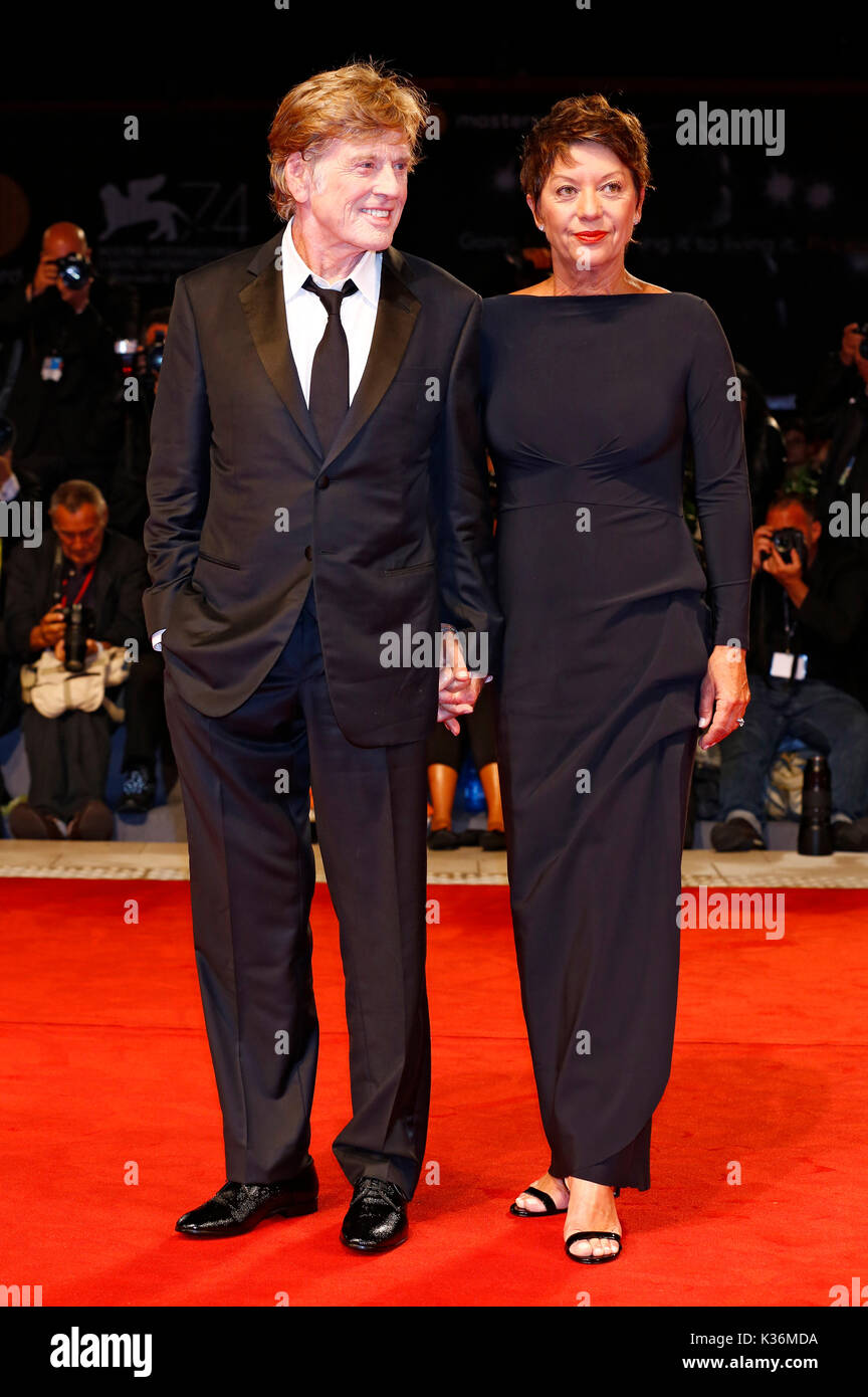 Venezia, Italia. 01 Sep, 2017. Robert Redford e moglie sibylle szaggars frequentando il 'le nostre anime di notte' premiere al 74a venice international film festival presso il palazzo del cinema il 01 settembre 2017 a Venezia, Italia credito: geisler-fotopress/alamy live news Foto Stock