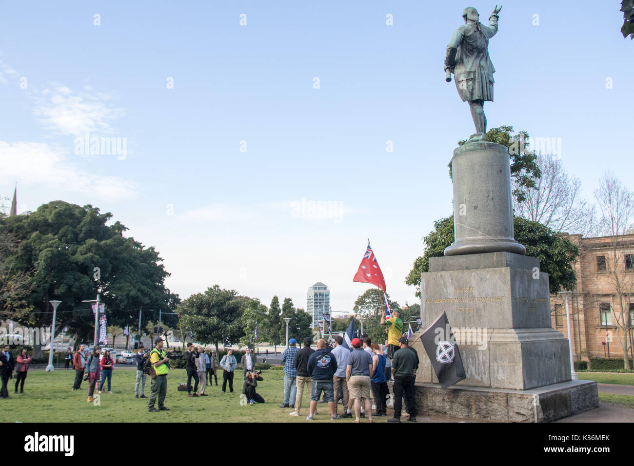 Sydney, Australia. Il 2 settembre 2017. Festa per la libertà ha organizzato una marcia da Lachlan Macquarie statua, angolo di Macquarie Street e Prince Albert Road, a Sydney per la statua del Capitano Cook statua sul lato Sud di Hyde Park. Credito: Richard Milnes/Alamy Live News Foto Stock