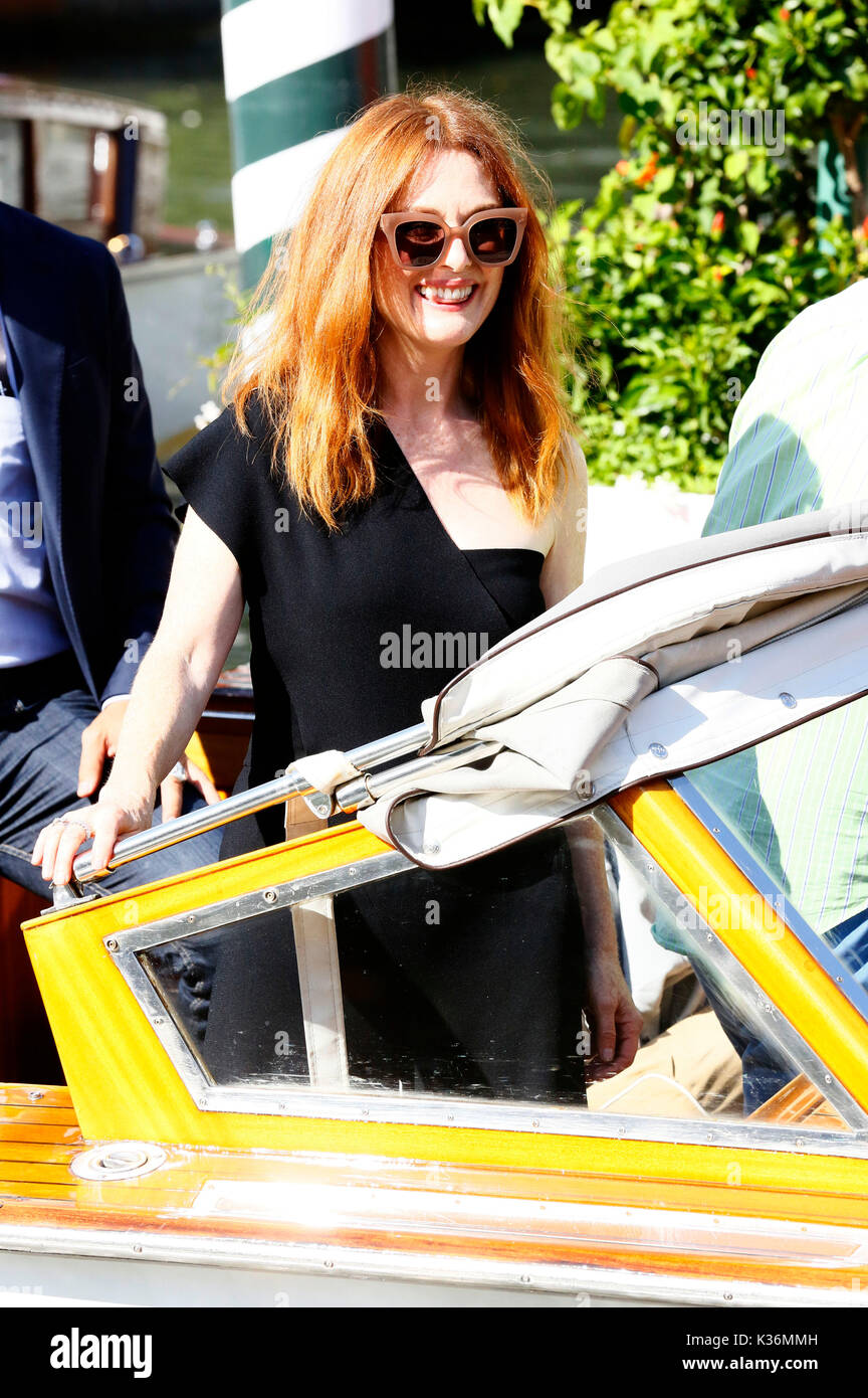 Venezia, Italia. 01 Sep, 2017. Julianne Moore arriva al hotel excelsior a 74a Venezia festival internazionale del film su 01 Settembre 2017 a Venezia, Italia credito: geisler-fotopress/alamy live news Foto Stock