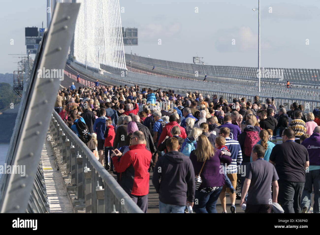 South Queensferry, Scotland, Regno Unito. Il 2 settembre, 2017. Come parte dell'Queensferry esperienza di attraversamento, 50.000 persone, che hanno avuto successo in un pubblico scrutinio online, sono in grado di celebrare l'apertura del ponte da camminando su di essa mentre è temporaneamente chiusa al traffico. Primo ministro di Scozia, Nicola storione, incontra gli ambasciatori a ponte . Credito: Iain Masterton/Alamy Live News Foto Stock