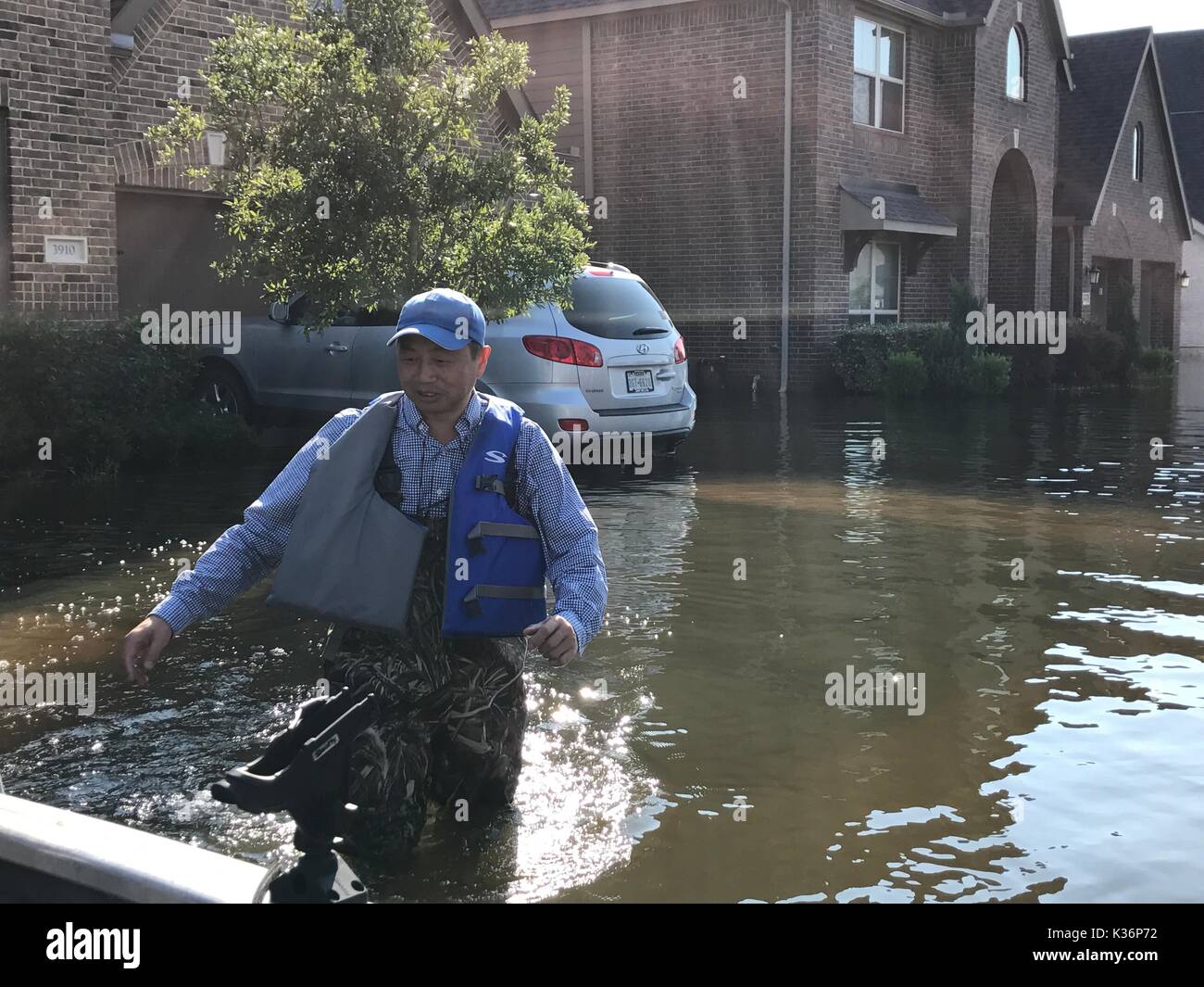 Houston, Stati Uniti d'America. 31 Agosto, 2017. Un Cinese locale club di pesca gli Stati passeggiate nel diluvio di Houston, negli Stati Uniti, 31 Agosto, 2017. Quando l'uragano più potente in decenni ha sbattuto southeast Texas e portato forti inondazioni per l'area, 47-anno-vecchio Gao Mingjiang e i suoi amici in un locale cinese club di pesca ha trovato un modo migliore di usare la loro barca -- il salvataggio di persone che sono stati intrappolati nelle acque. Credito: Gao Lu/Xinhua/Alamy Live News Foto Stock