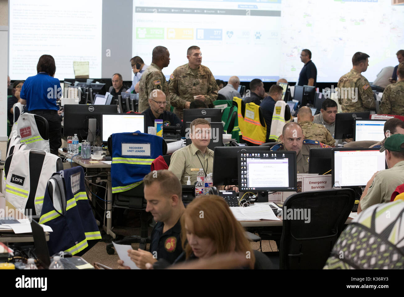 Austin, Texas usa sept. 1, 2017: risposta di emergenza funzionari e personale del texas dipartimento della pubblica sicurezza emergency operations center di Austin monitorare il disastro di dispiegamento di inondazioni nel sud-est dal Texas Hurricane harvey. Credito: bob daemmrich/alamy live news Foto Stock